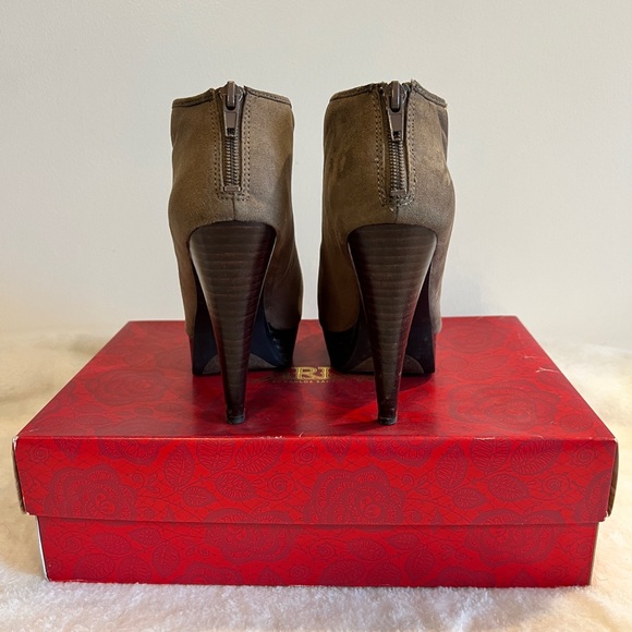 Peep Toe  Carlos Santana Brown suede platform booties - Picture 8 of 10